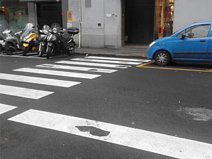 stop-alle-barriere-architettoniche-vicine-alle-strisce-pedonali