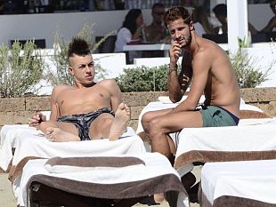 b308120818-milan-el-shaarawy-si-rilassa-al-beach-club
