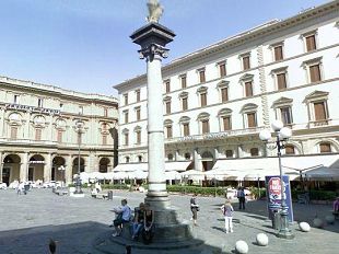 b310151831-piazza-della-repubblica-ultimo-giro-della-giostra-a-fine-ottobre