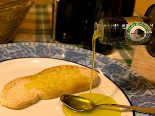 b311141721-olio-extravergine-di-oliva-sulle-tavole-di-toscana-non-manca-mai