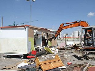 b207091901-ruspe-in-azione-al-campo-rom-dell-olmatello-avviata-la-demolizione