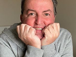 monti-lo-stronzo-non-e-sconfitto-ma-stare-a-casa-che-gioia