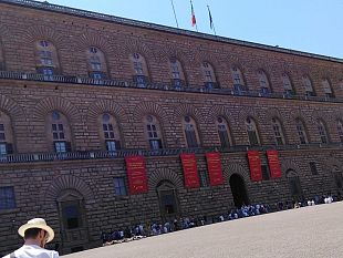 pusher-in-fuga-spruzza-spray-al-peperoncino-sui-poliziotti