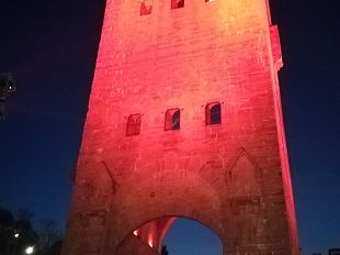 la-torre-s-niccolo-colorata-di-rosso
