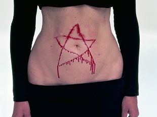 sincronie-o-forzature-luci-e-ombre-della-nuova-mostra-di-palazzo-pretorio