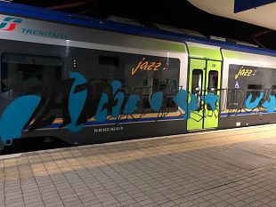 treni-fermati-graffitari-in-azione-sui-nuovi-mezzi