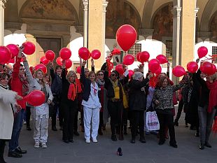 la-toscana-si-e-colorata-di-rosso-contro-la-violenza-sulle-donne