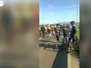signa-auto-travolge-gruppo-di-ciclisti
