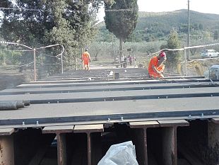 alluvione-di-livorno-in-corso-la-ricostruzione-dei-ponti-crollati