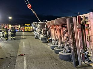 tir-ribaltato-ponte-alla-vittoria-chiuso-per-ore