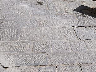 linotype-come-alberto-tomba-per-camminare-tra-cumuli-di-foto