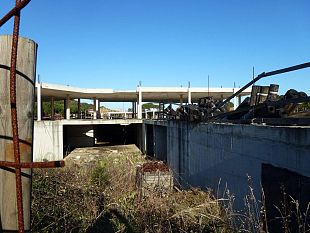 b203311345-elba-giu-l-ecomostro-e-interventi-contro-il-rischio-di-esondazioni