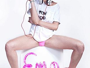 b107081440-l-ex-modella-di-valentino-ema-stokholma-in-consolle