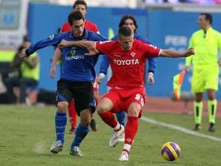 a801271832-calcio-serie-a-empoli-vs-fiorentina-0-2-br-mutu-e-pazzini-colpiscono-in-zona-cesarini