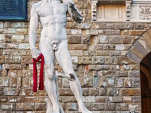 no-alla-violenza-sulle-donne-il-david-col-drappo-rosso