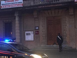 borgo-san-lorenzo-tenta-di-incendiare-il-portone-del-municipio