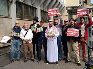 flat-tax-a-firenze-travestiti-da-miliardari-per-protesta