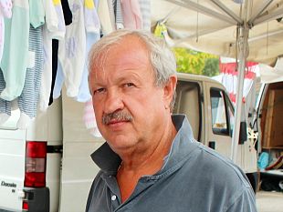 giornata-internazionale-della-donna-omaggio-floreale-al-mercato