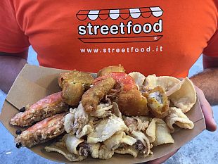 il-cibo-di-strada-di-streetfood-protagonista-a-strada-in-casentino