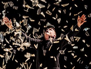 cento-anni-fa-il-mein-kampf-di-adolf-hitler-ora-rivive-in-teatro