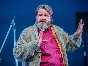 pergola-giuseppe-battiston-protagonista-de-la-valigia-di-dovlatov