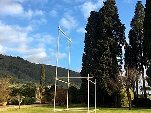 la-mega-sedia-di-qiu-yi-a-prato