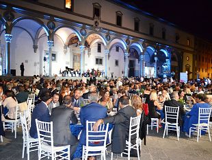 il-cuore-di-firenze-per-gli-innocenti-1200-in-piazza-ss-annunziata