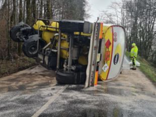 passo-della-futa-ribaltata-cisterna-di-gasolio