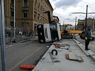 tramvia-incidente-a-santa-maria-novella-si-ribalta-un-mezzo-nel-cantiere