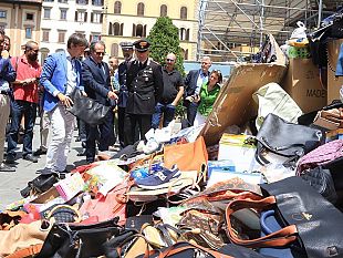 venditori-abusivi-a-firenze-esposizione-shock-in-piazza-signoria
