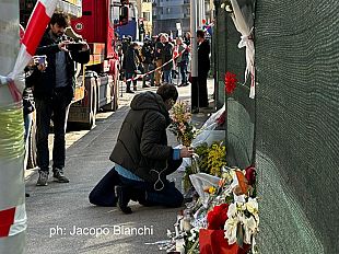 via-mariti-fiori-sul-cantiere-della-tragedia