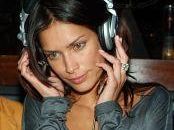 a505161841-la-top-model-fernanda-lessa-in-versione-dj-per-uno-specialissimo-sabato-di-musica