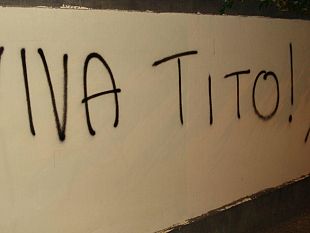 b302272127-scritte-che-inneggiano-alle-foibe-in-piazza-savonarola