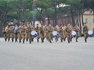 b403041524-brigata-paracadutisti-folgore-in-visita-al-meyer-a-suon-di-musica