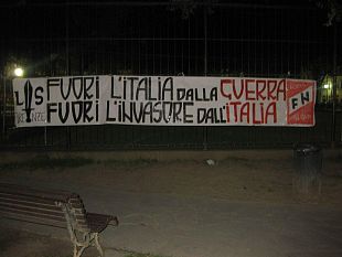 b211112104-pontedera-blitz-di-forza-nuova-a-teatro
