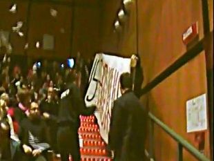 b211151841-blitz-forza-nuova-alla-consegna-della-cittadinanza-a-600-bambini-il-video