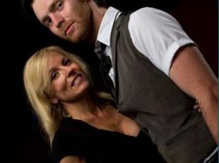 b208201542-donne-mature-frequentano-giovani-ragazzi-italia-in-prima-fila-e-a-firenze