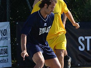 b106171429-anche-gilardino-al-beach-club-con-lui-d-agostino-e-comotto