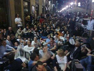 b205300753-flash-mob-per-la-movida-a-firenze-coperte-e-cuscini-in-strada