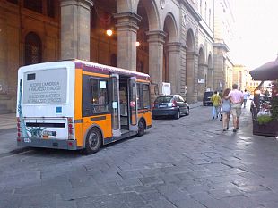 b207300443-incidente-bussino-solleva-una-pietra-del-centro-storico-ferito-un-passeggero