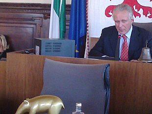 b209171551-tapiro-d-oro-per-matteo-renzi-la-consegna-da-parte-di-giovanni-galli