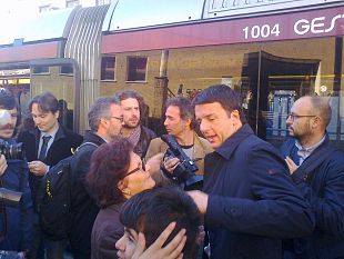 b211071531-renzi-risponde-a-grillo-dalla-tramvia-wi-fi