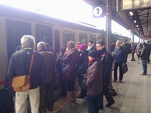 b301151441-soppressione-treno-pendolari-di-arezzo-e-valdichiana-stipati-come-sardine