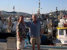 a508040925-chiacchiere-fra-pescatori-di-ieri-e-di-oggi-sul-molo-di-marina-di-campo