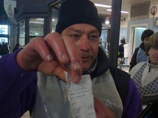 b202161457-san-lorenzo-trasferiti-i-banchi-all-interno-criticata-l-amministrazione