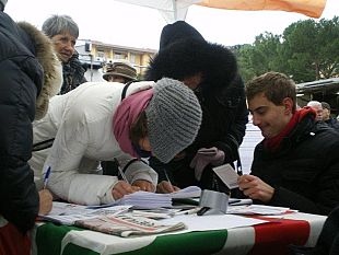 b102071425-ad-empoli-boom-di-firme-per-le-dimmissioni-del-premier-berlusconi