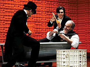 b201031817-l-ironia-di-brecht-inaugura-la-stagione-2012-al-teatro-era