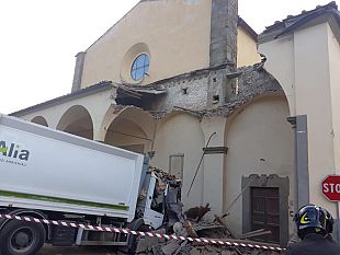 incidente-a-carmignano-camion-dei-rifiuti-abbatte-la-pieve-del-500