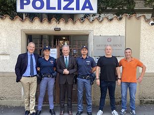 spara-agli-agenti-con-pistola-ad-aria-compressa-poi-sfonda-la-volante