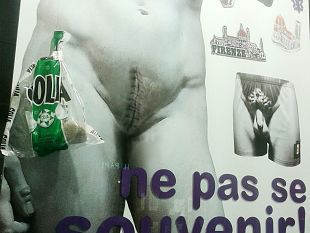 firenze-david-di-michelangelo-evirato-in-vetrina-per-souvenir-venduti-in-citta